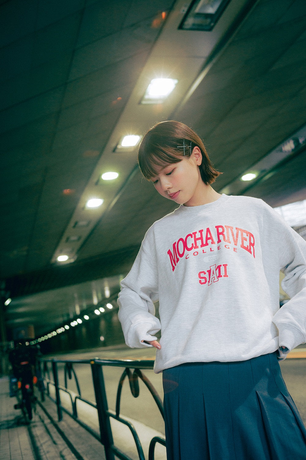 MOCHA RIVER College Logo Sweatshirt GRAY