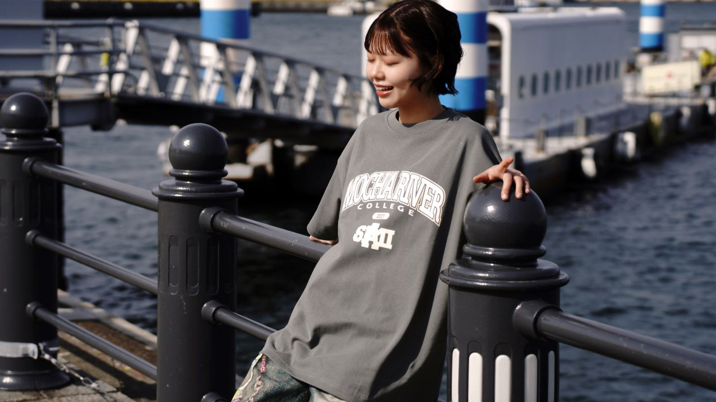MOCHA RIVER College Logo T-shirt　STONE GREEN