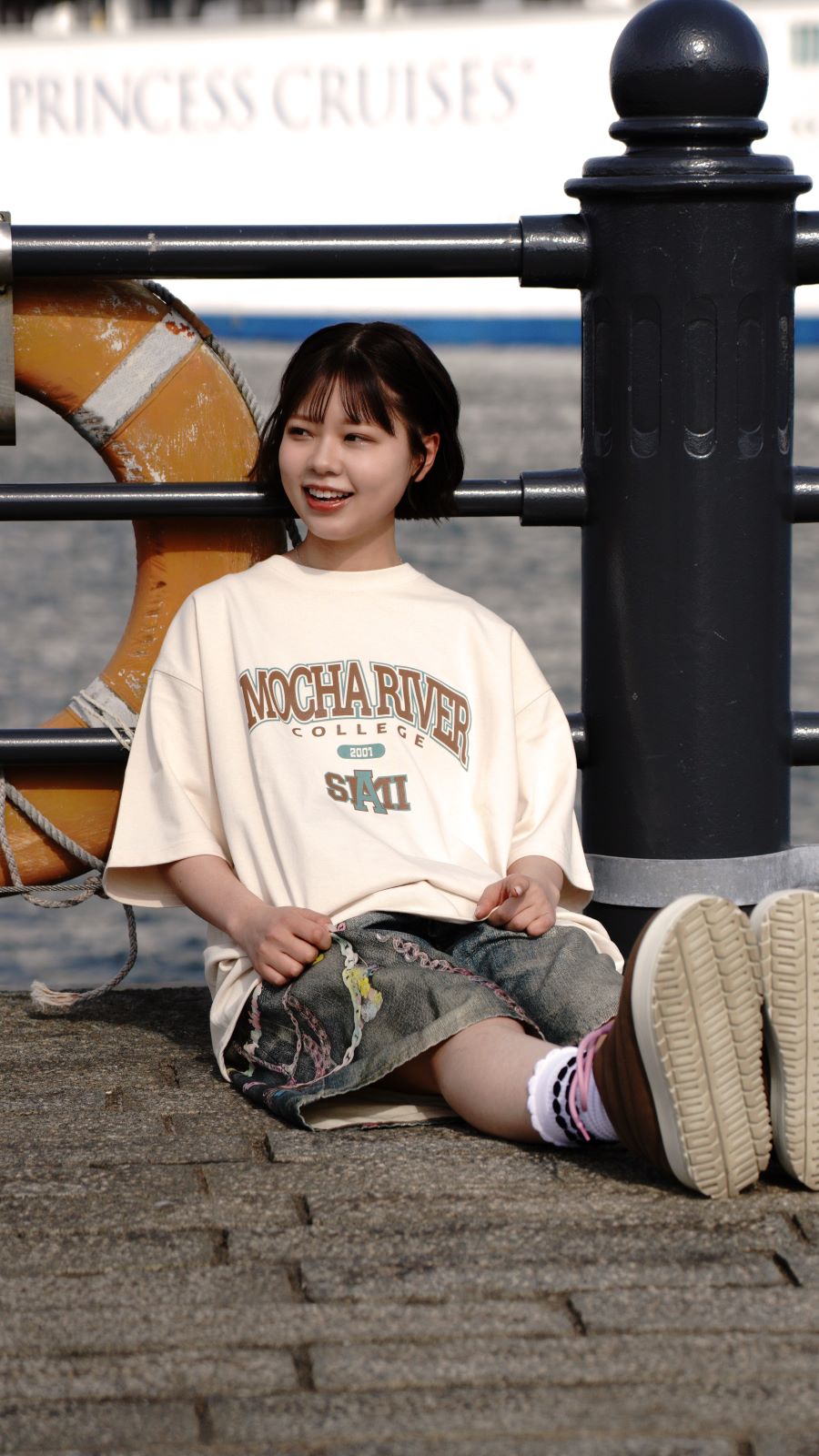 MOCHA RIVER College Logo T-shirt　VINTAGE NATURAL