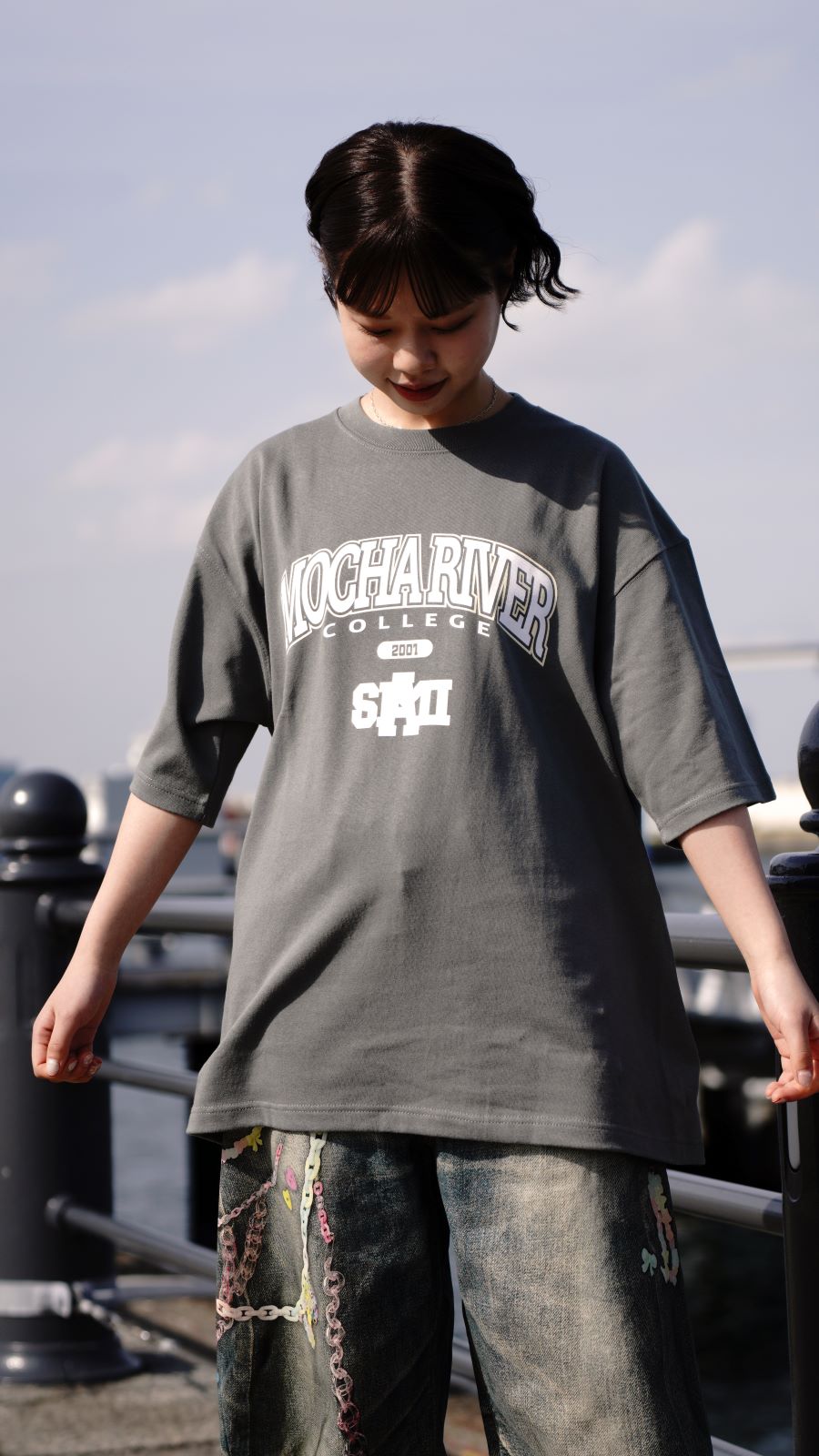 MOCHA RIVER College Logo T-shirt　STONE GREEN