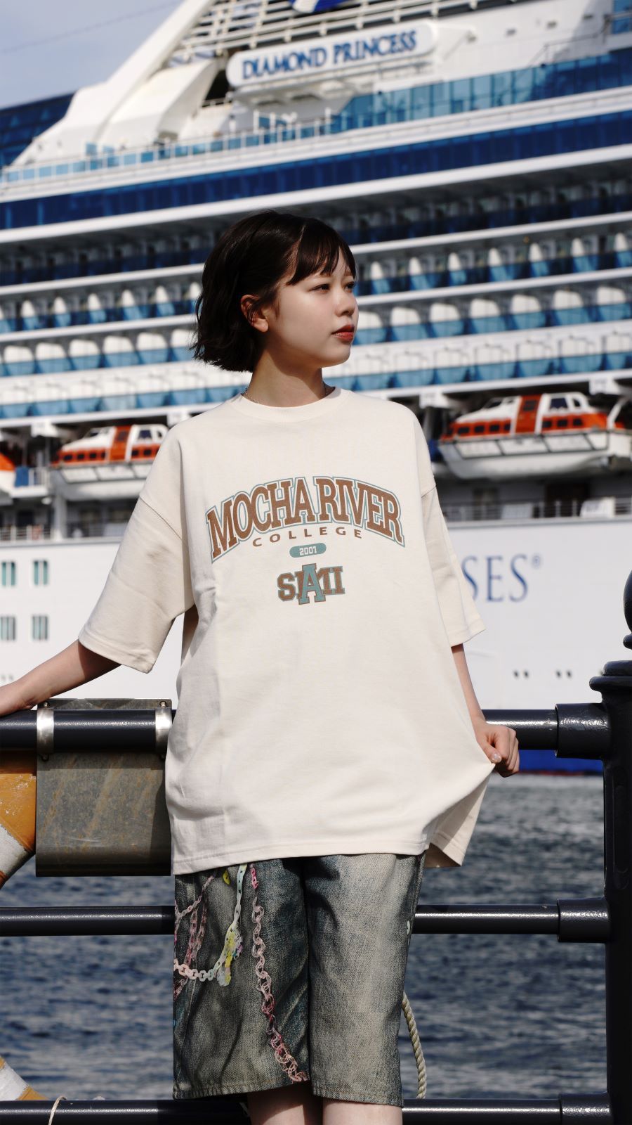 MOCHA RIVER College Logo T-shirt　VINTAGE NATURAL