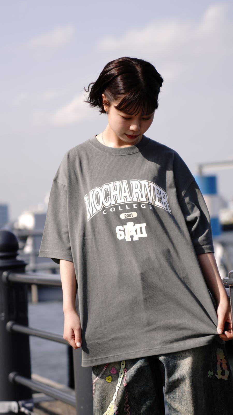 MOCHA RIVER College Logo T-shirt　STONE GREEN